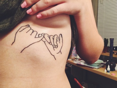 Tattoo gekreuzte kleine Finger