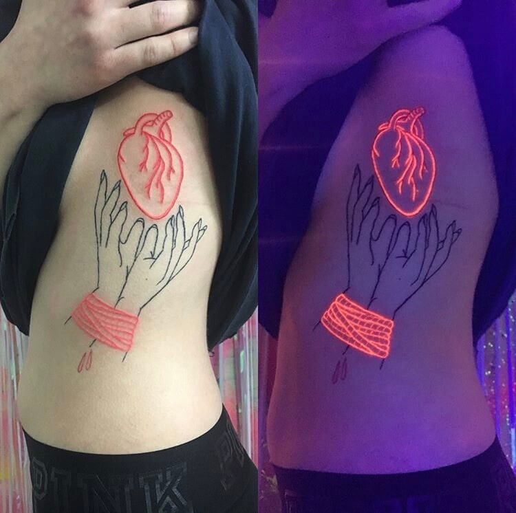 Tattoo leuchtendes Herz in den Händen