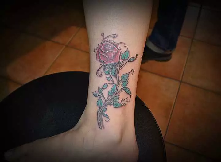 Bein Tattoo rote Rose
