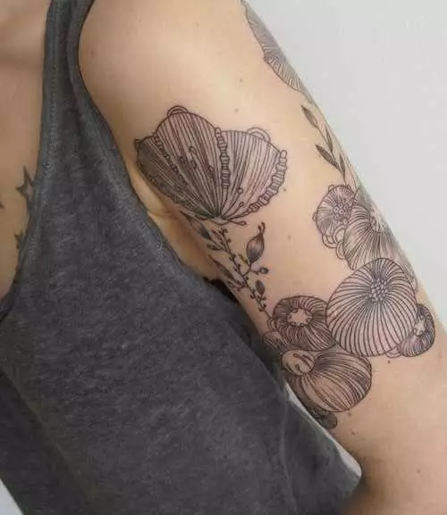Blumen Oberarm Tattoo