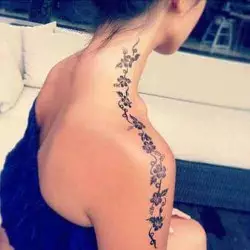 Blumenranke Schulter Tattoo