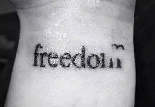 Freedom Schriftzug Handgelenk