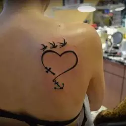 Herz und Vögel Schulter Tattoo