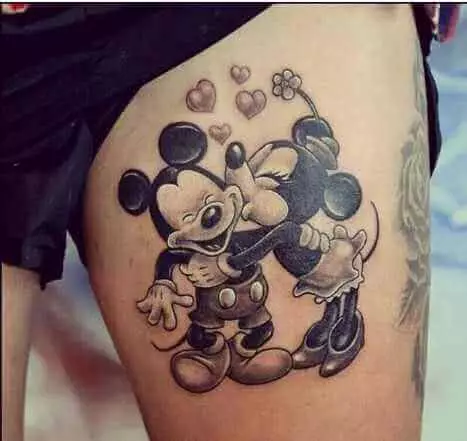 Mickey und Minniemaus küssend