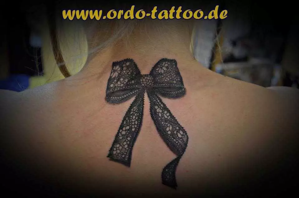 Nacken Tattoo Schleife mit Stickereimuster