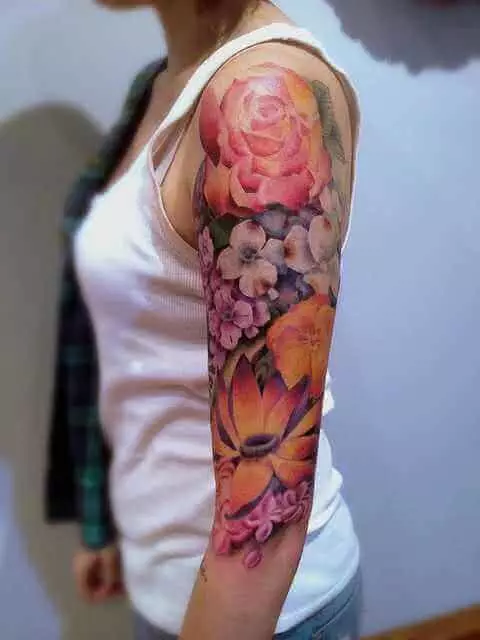 Obearm-Tattoo bunte Blumen