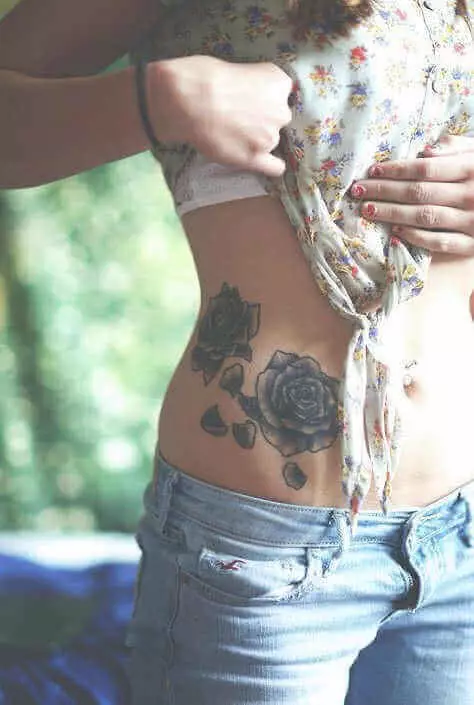 Oberkörper Tattoo zwei schwarze Rosen