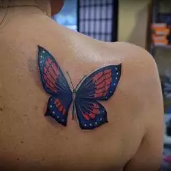 Schulter Tattoo bunter Schmetterling