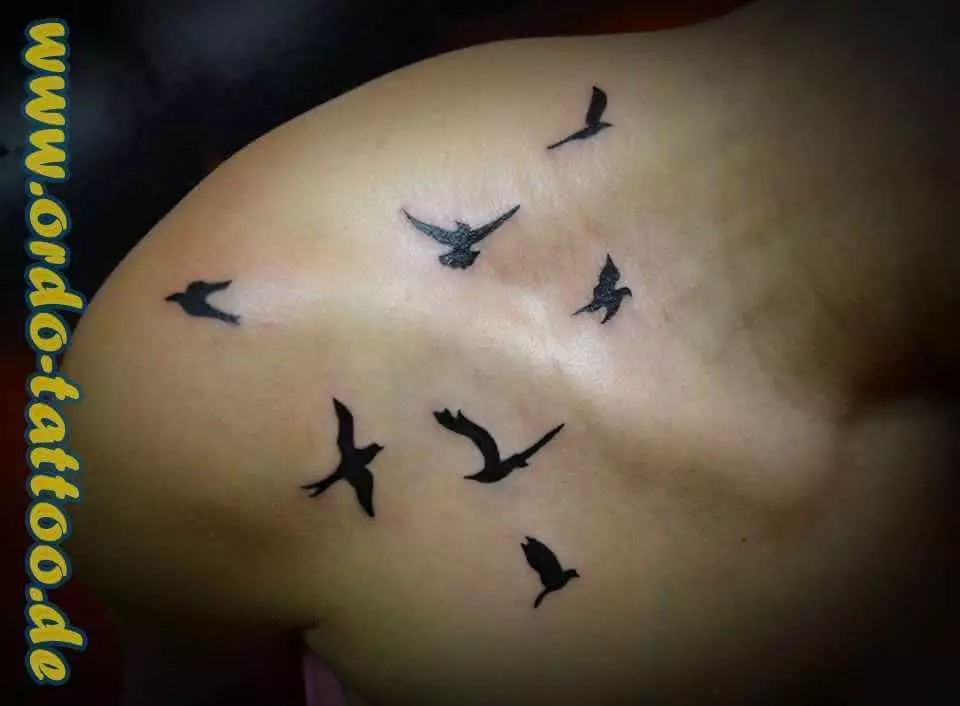 Schulter Tattoo sieben fliegende Tauben