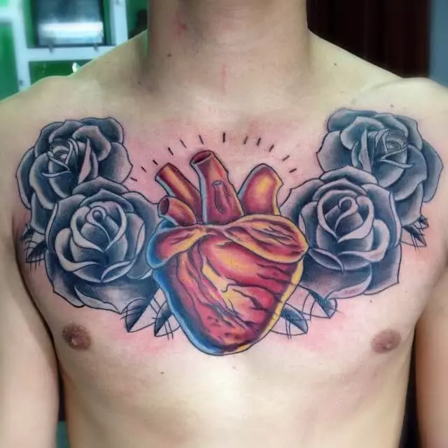 Anatomisches Herz mit Rosen