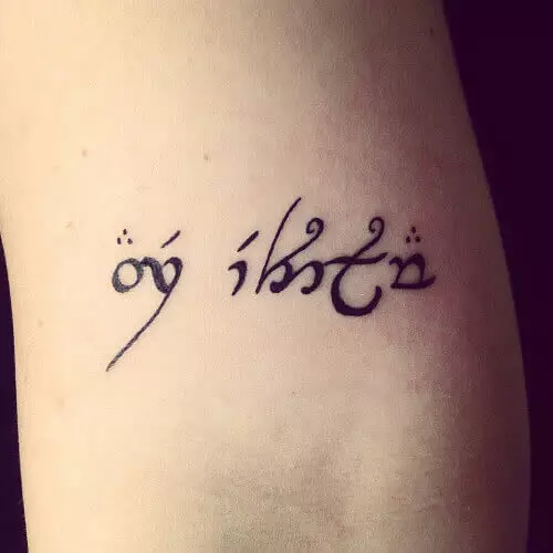 Arabische Schrift Schriftzug auf Arm