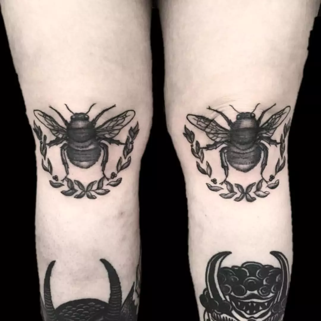 Bienen auf dem Knie
