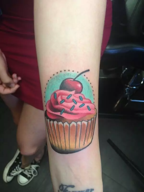 Cupcake Tattoo mit Kirsche