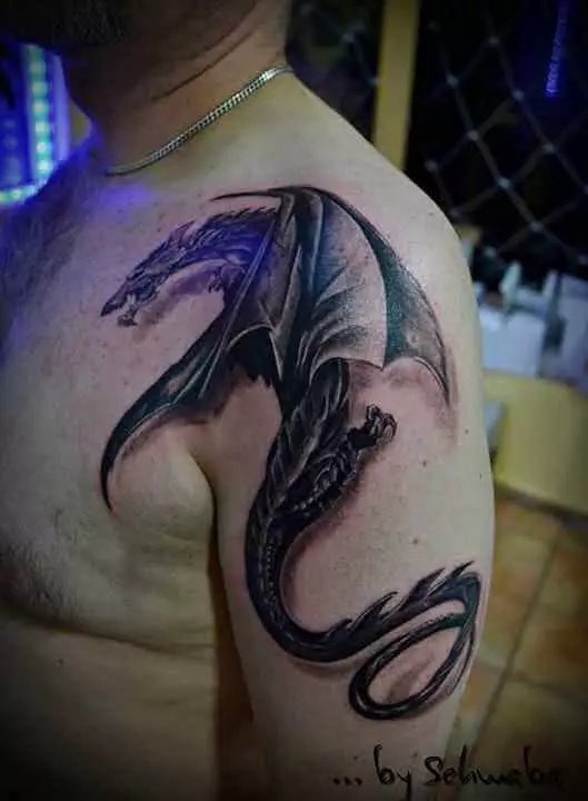 Ein Wyvern Tattoo auf dem Oberarm
