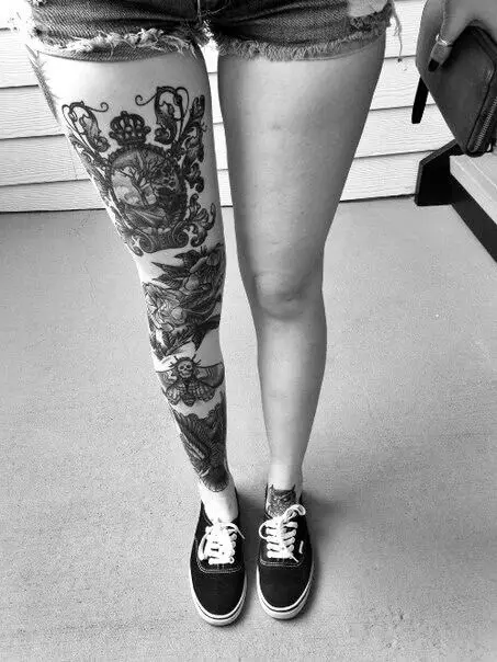 Großes Tattoo auf dem Bein Sleeve