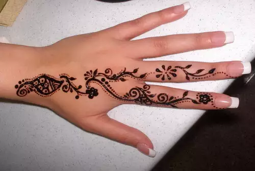 Henna auf Finger und Hand