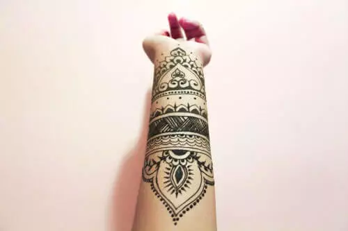 Henna Tattoo auf dem Unterarm