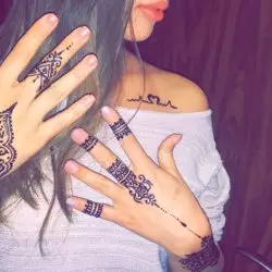 Henna Verzierungen auf den Händen und Fingern