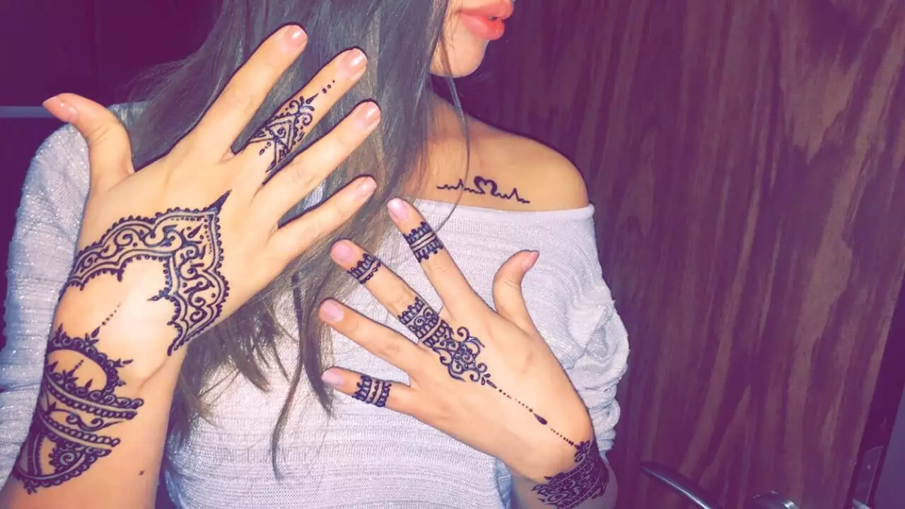 Henna Verzierungen auf den Händen und Fingern