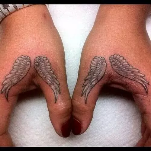 Kleine Flügel auf dem Finger