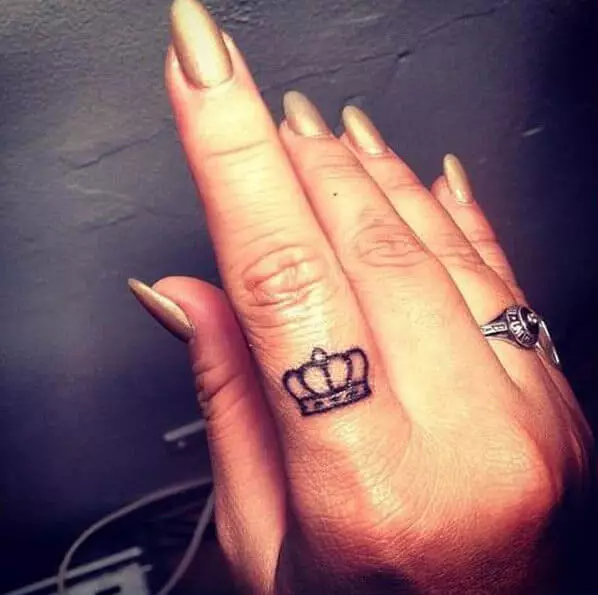 Kleine Krone auf dem Finger