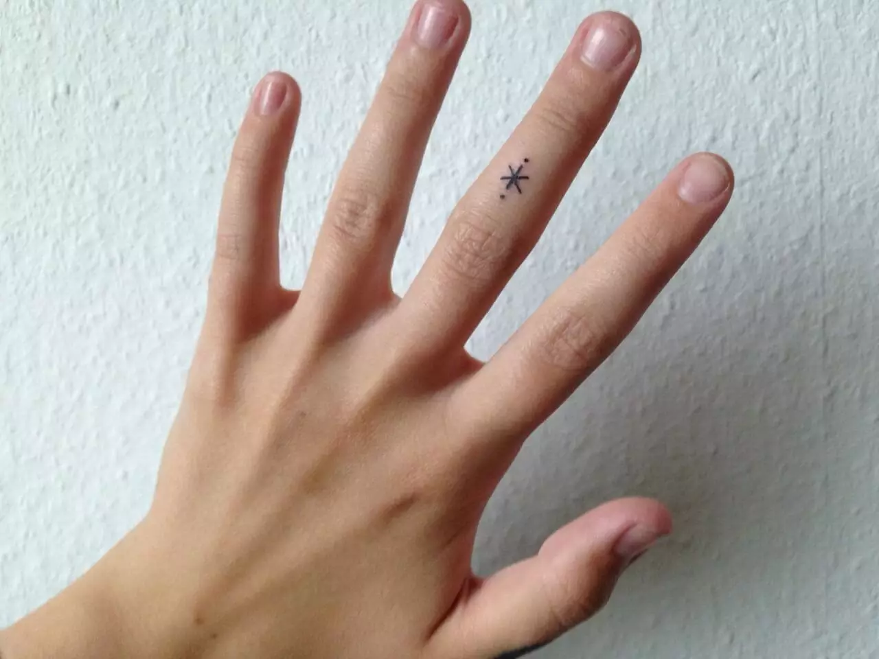 Kleines symbol auf dem Finger