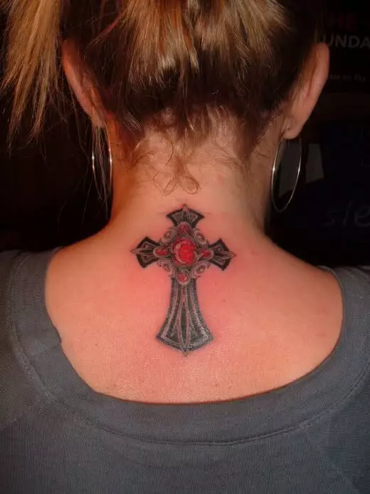 Kreuz im Nacken