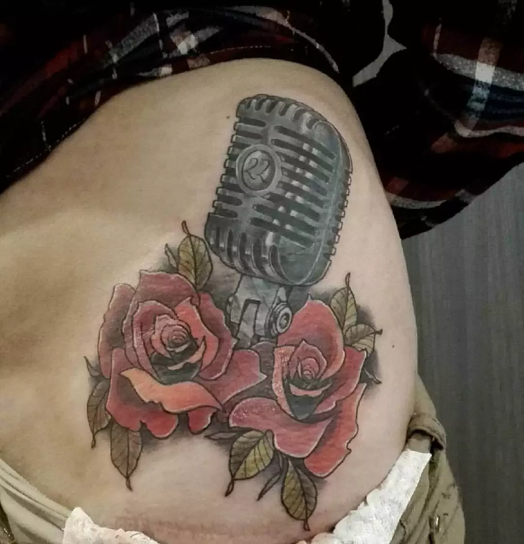 Mikrofon mit Rosen