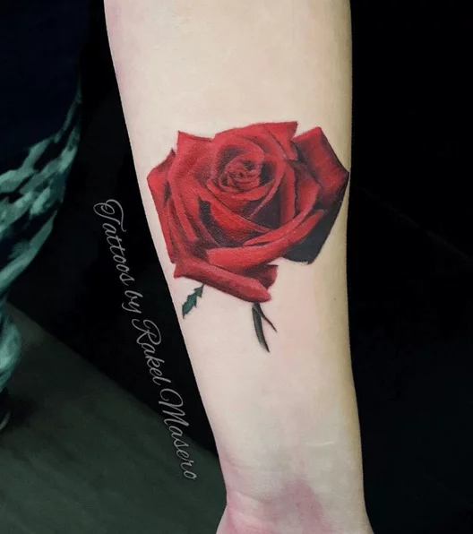Realistische rote Rose auf dem Arm
