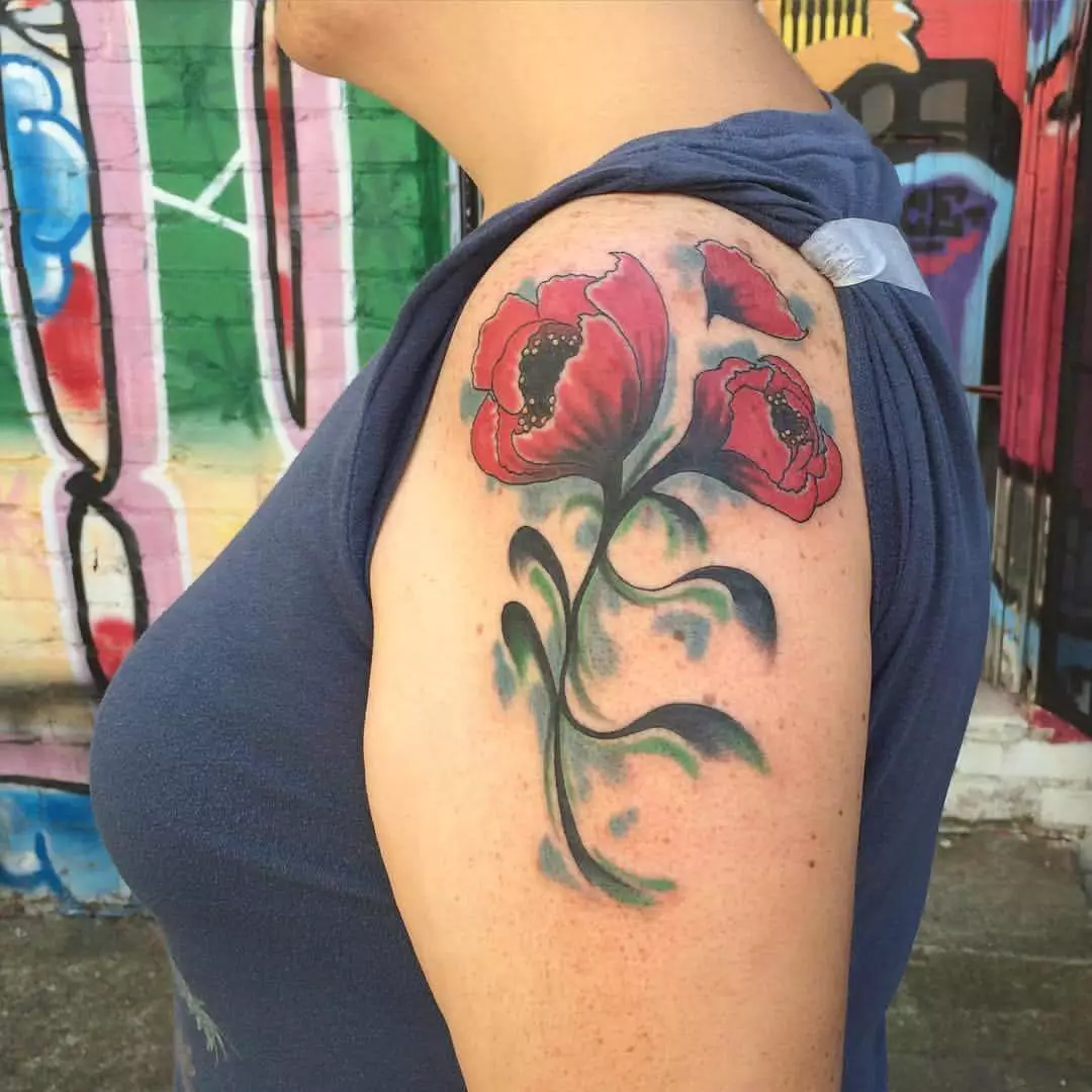rote Blumen auf dem Oberarm