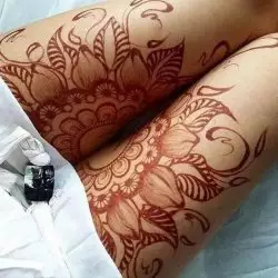 rotes Henna Blüten Tattoo