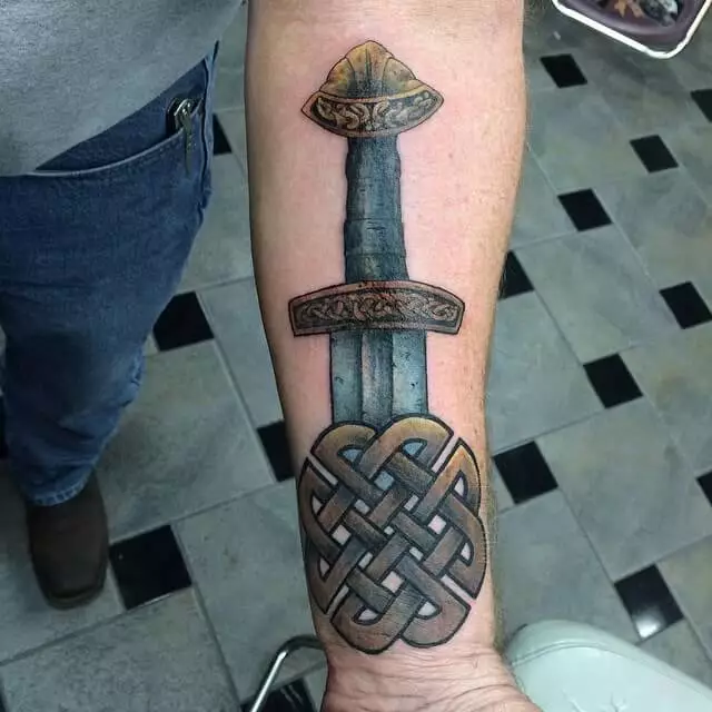 Schwert mit keltischen Knoten