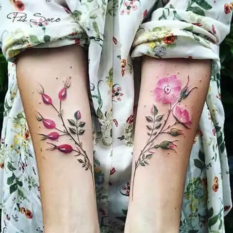Zarte farbige Blumen auf dem Arm