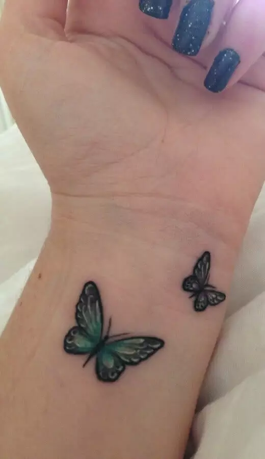 Zwei kleine Schmetterlinge am Handgelenk