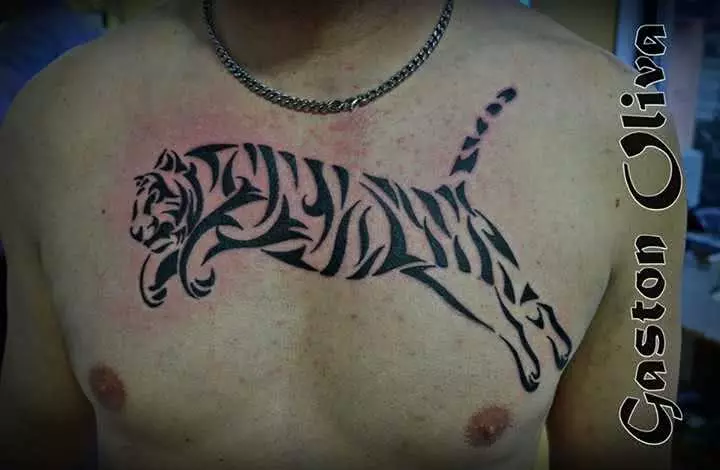Tiger in Tribaloptik Brust Tattoo