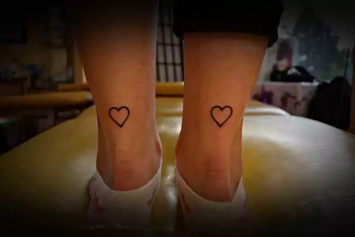 zwei Herzen Beim Tattoo
